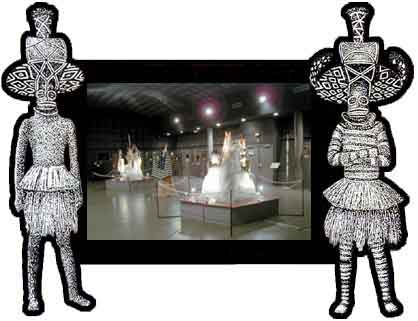 Gardiens d'initiation vﾐtus d'habits-masques Tshokwe - Angola - Afrique