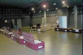 Installation d'une grande structure d'exposition par un technicien de la Cie Barong